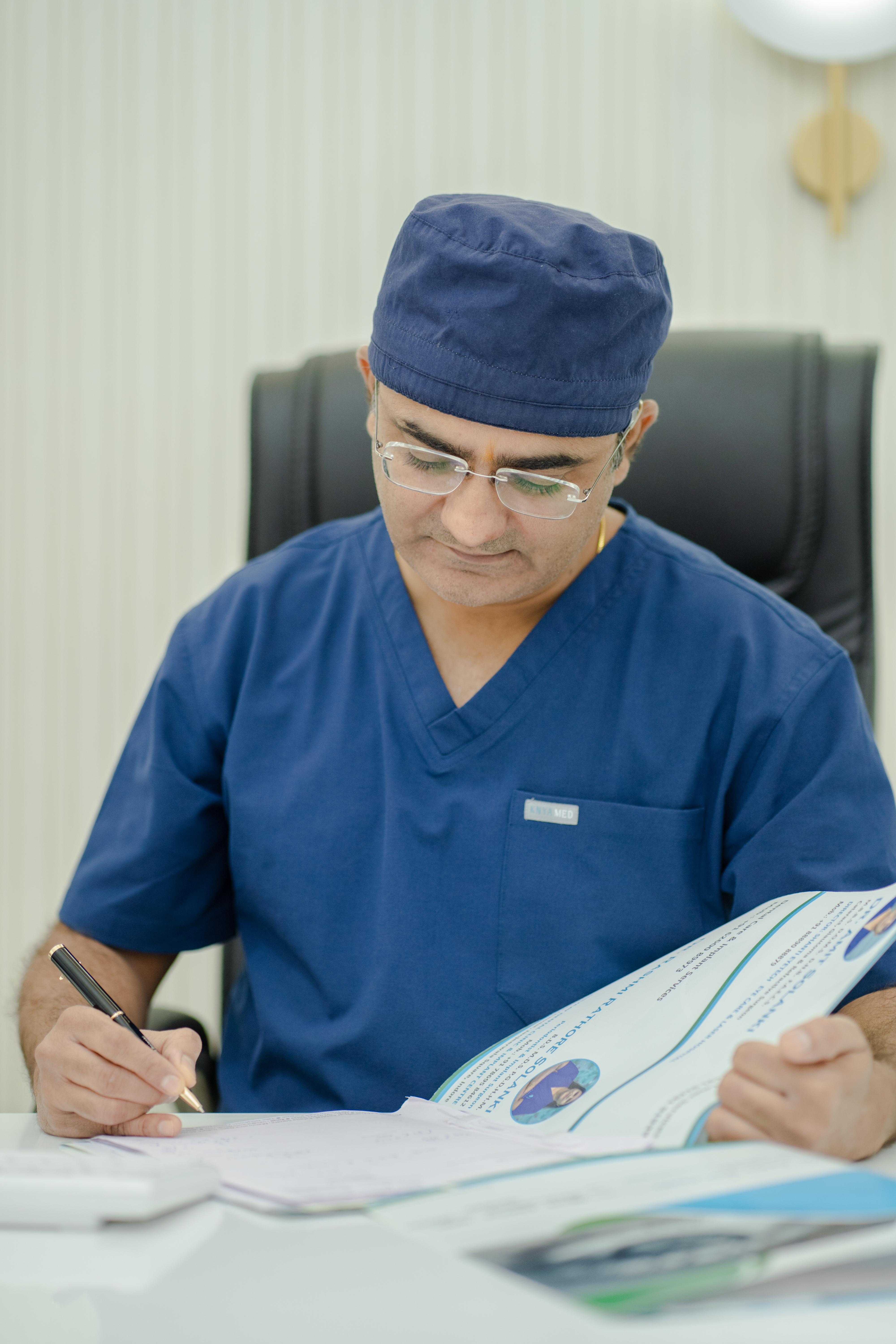 Dr. Amit N. Solanki providing specialised eye care